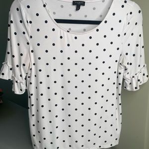 Talbots white/black polka dot short sleeve top with ruffled sleeve hem.